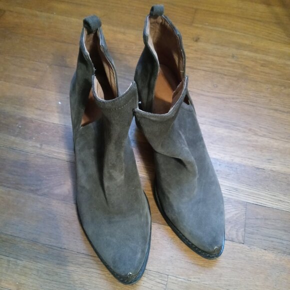 JEFFREY CAMPBELL cromwell suede bootie in dark olive (sz8)